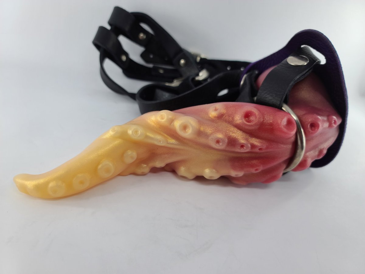 Jabbercocky_Co's tweet photo. Happy Hump Day!

Have we told you our toys are harness compatible? Midus, Zack, and even Kockthulu!

Zack fits a 2" ring, Midus a 2.5", and although Kockthulu fit in a 2.5" ring we reccomend a 3" ring.

#bodysafe #silicone #harnesscompatible #lgbtqia #madeincanada #queerlyowned https://t.co/cmsbb9R7N2
