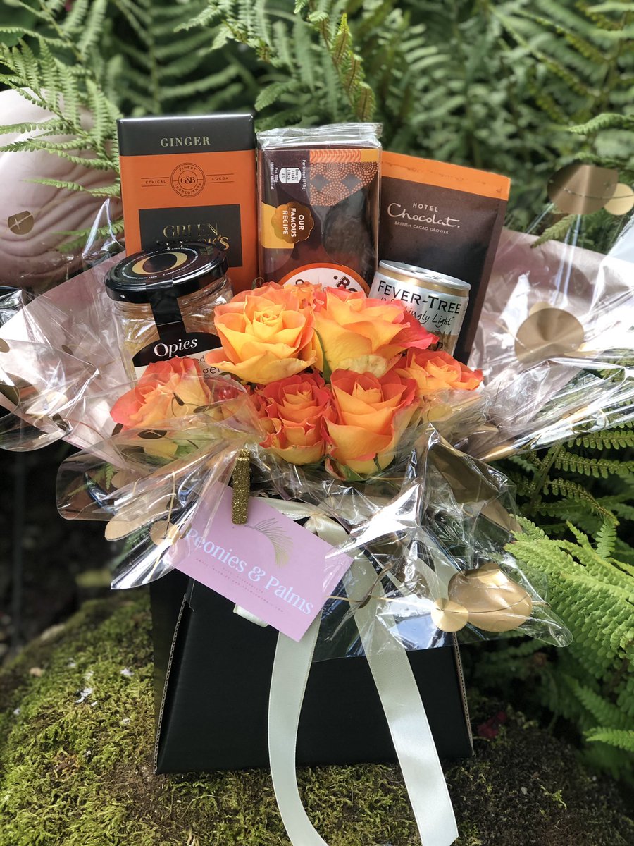 PeoniesAndPalms's tweet photo. A chocolate ginger dream 🧡 orange ombré roses with green &amp; blacks chocolate ginger bar, hotel chocolat ginger hot chocolate, boarder dark ginger chocolate biscuits, fever tree ginger ale and crystallised ginger 🤎 https://t.co/Zwmh6ffWgZ