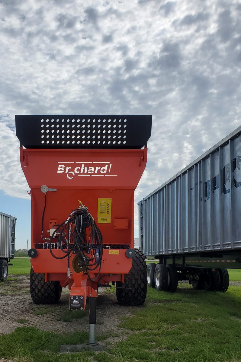 FlieglUS's tweet photo. Gorgeous day at Fliegl US, perfect to show off our new arrival.
#farmequipment #fliegl #wearefliegl https://t.co/GLbqqx2wTZ