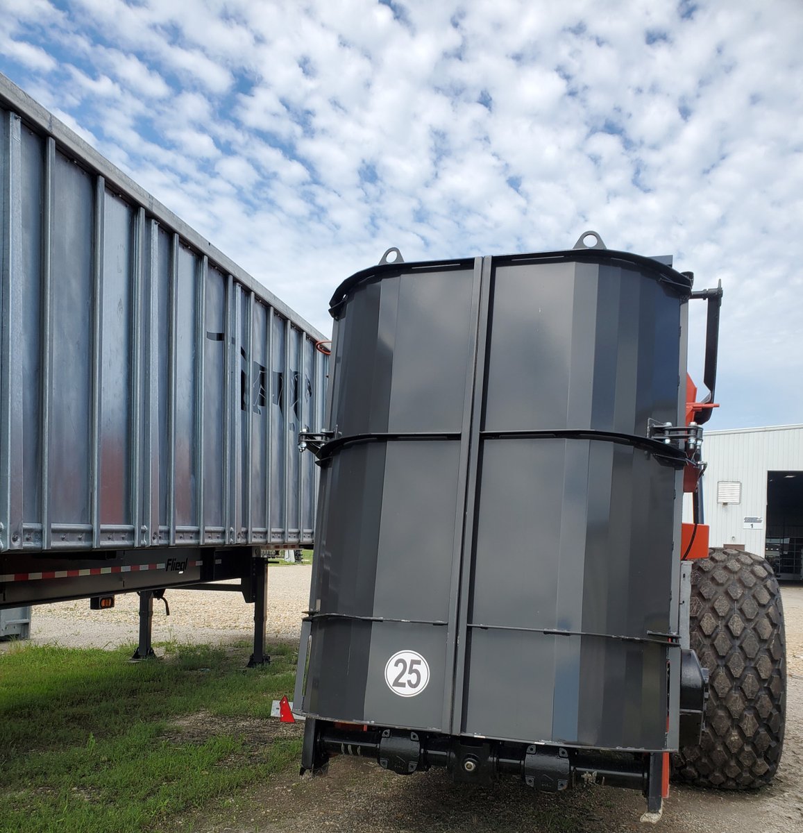 FlieglUS's tweet photo. Gorgeous day at Fliegl US, perfect to show off our new arrival.
#farmequipment #fliegl #wearefliegl https://t.co/GLbqqx2wTZ