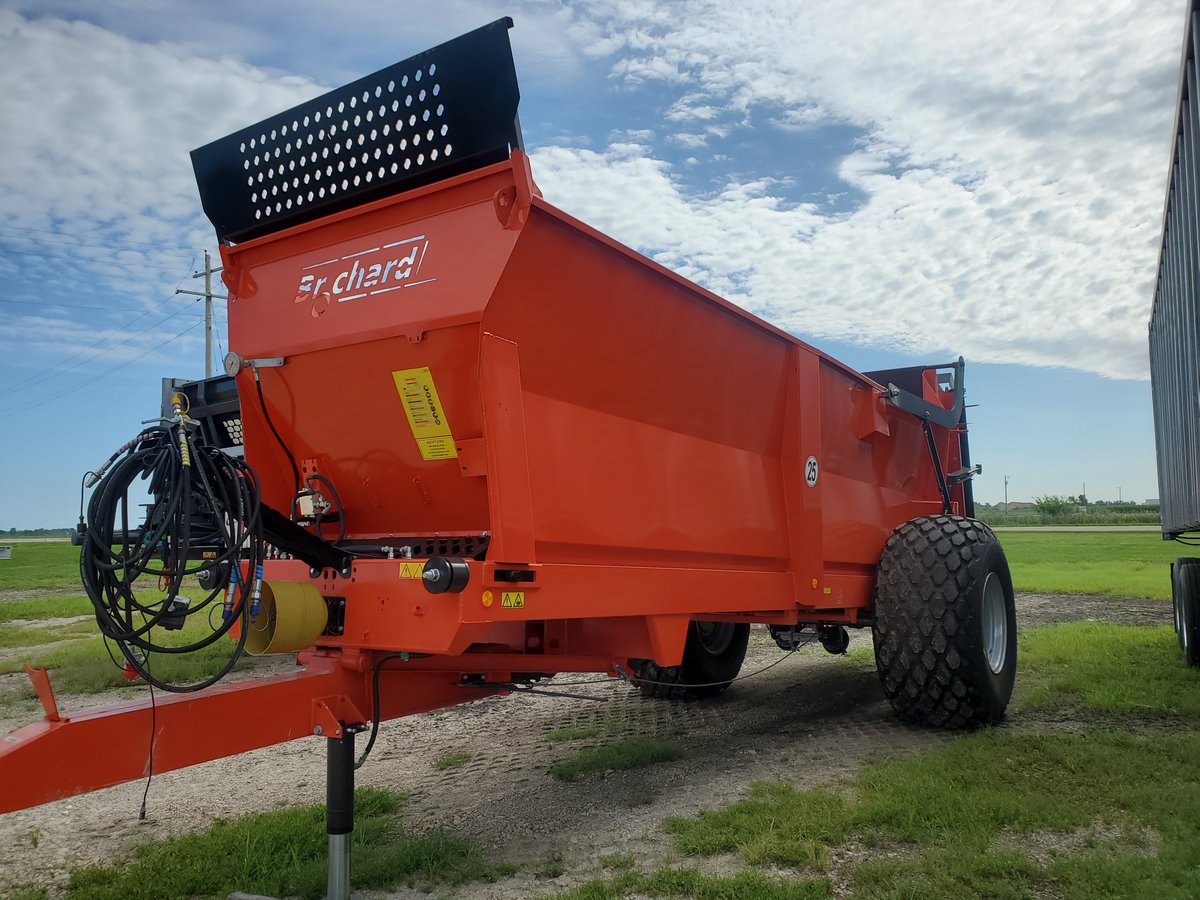 FlieglUS's tweet photo. Gorgeous day at Fliegl US, perfect to show off our new arrival.
#farmequipment #fliegl #wearefliegl https://t.co/GLbqqx2wTZ
