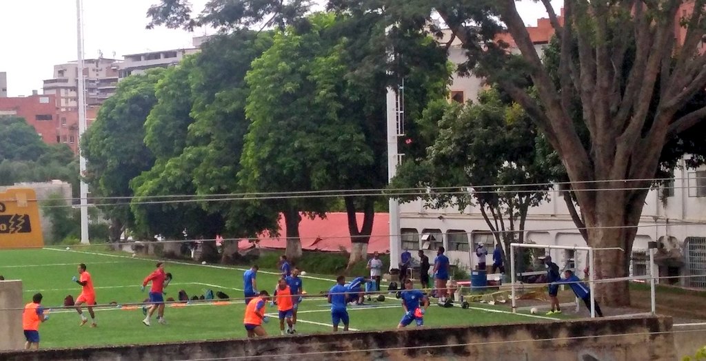 brendoro's tweet photo. Hoy #29Julio, en la Escuela de Enfermería #EEUCV de la #UCV, en cuarentena mega radical, no deberían practicar futbol también según sus números de cédulas?
@DiarioTalCual @cjaimesb @giovdemichele @RLOZINSKI @ElPitazoTV @FaroComunitario https://t.co/zNXko8LFAJ