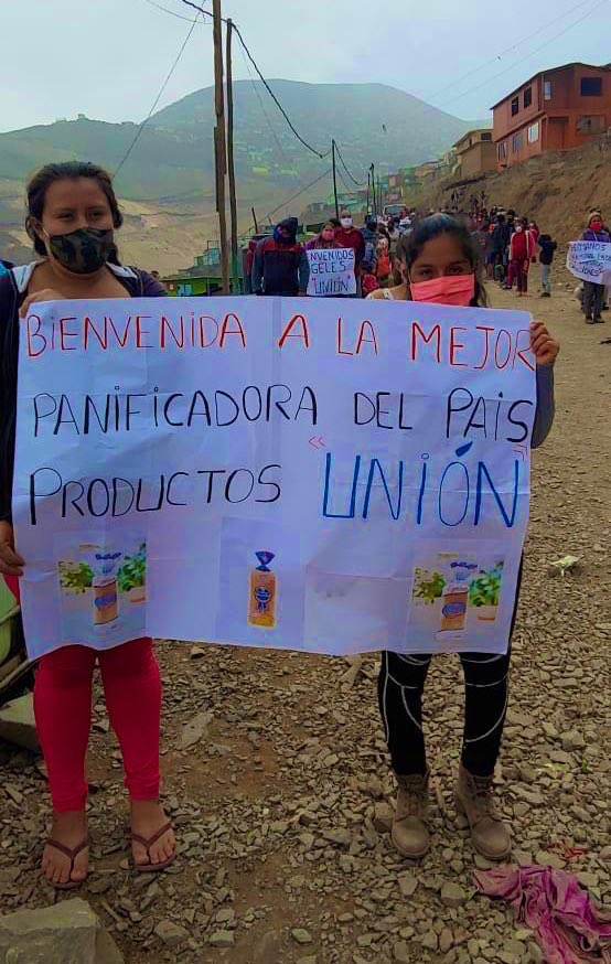 union_pe's tweet photo. Porque es mejor dar, que recibir 🤲🏻
 ¡Es momento de ayudar! 

Como parte de las actividades de #CalebOnlineUPN ✋🏻
Unión se suma a las acciones solidarias, con donación de panes, víveres y mascarillas al A.A.H.H "Lomas de Ancon"  

#CompartirHaceBien
#UnaVozDeEsperanza https://t.co/jFP2ADwbHa