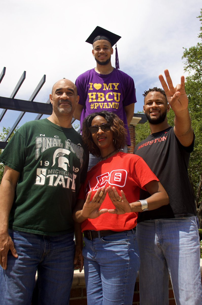 CalebEJordan's tweet image. BSSP✅
William Green scholarship ✅
Distinguished scholarship ✅
Deans list ✅
Honor Roll ✅
Finance degree ✅
Supply chain degree ✅
Commite head for 2 orgs✅
No college debt!!! ✅
Graduated from the greatest HBCU 💜💛 ✅ 
 @PVAMU #pvgradswag  #pv20 📸:@iampaulineyonke