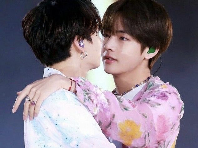 the way he looks at him guys,,,, can we discuss this please like um 