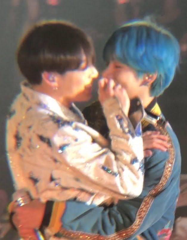 taehyung is the ultimate Jeongguk Tiny Waist enthusiast and i’m here for it 