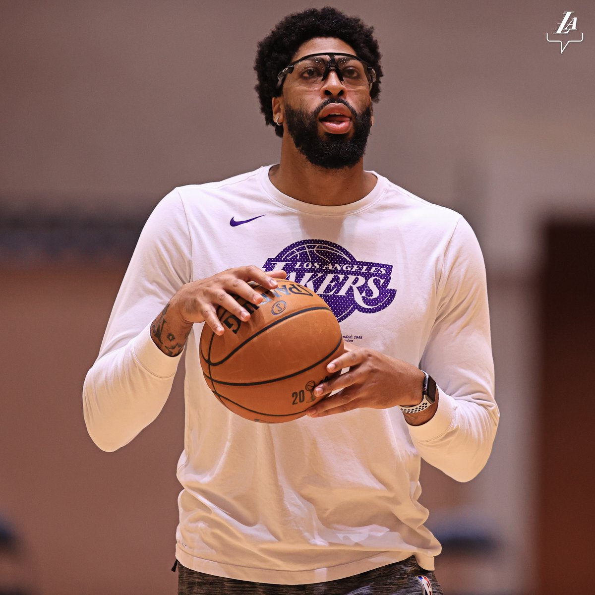 BleacherReport's tweet photo. AD rockin' the goggles 🥽

(via @Lakers) https://t.co/hdMyIkeXNC