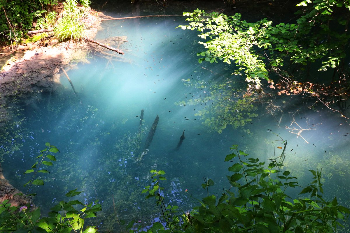 Vodopad Bigar u blizini sela Kalna, na mestu gde se potok Bigar uliva u Stanjinsku reku, na Staroj planini.  Visok 35 m, dobio ime po lakom rupičastom kamenu preko koga se voda preliva. Uzvodno od vodopada ima nekoliko manjih vodopada i tri jezerceta sa bistrom vodom.