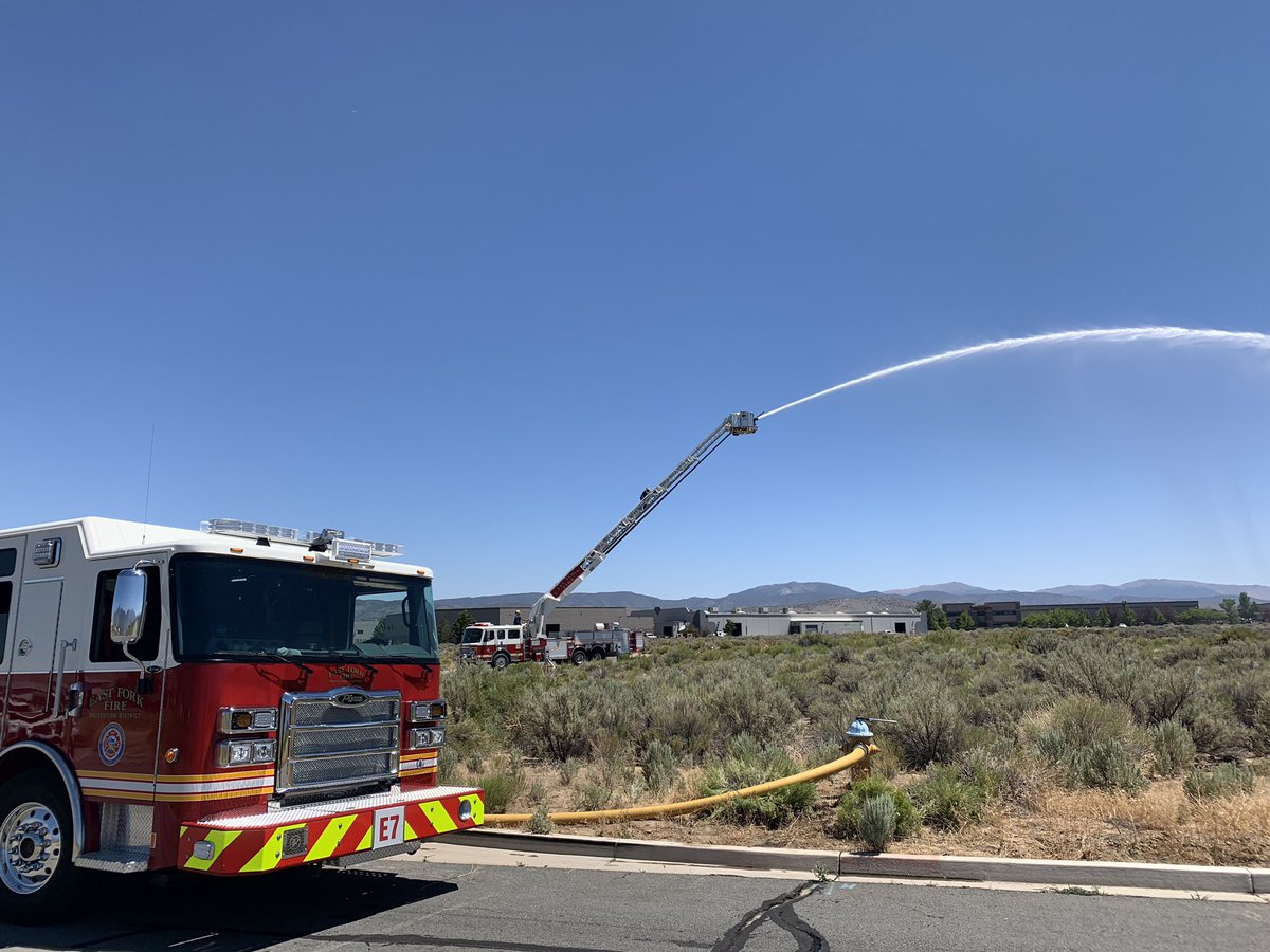 EFPFirefighters's tweet image. Crews going through truck evolutions staying Sharp.  #laddertruck #masterstream #pffn