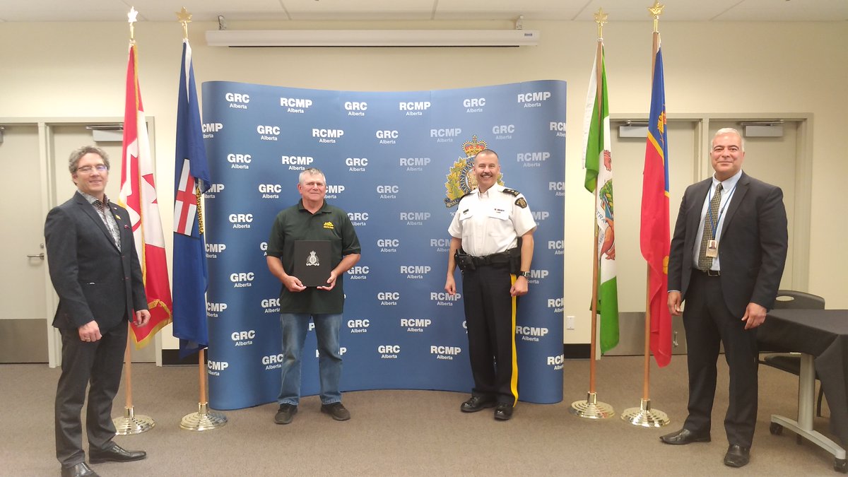 RCMPAlberta's tweet photo. #CommunityKudos goes out to Mr. Frank Key who was awarded a Certificate of Appreciation for his assistance in rescuing a missing person on Jan 17 in -30°C. The individual was at a remote cabin 1.5 km away. Mr. Key used his snowmobile to reach the cabin and rescue the individual. https://t.co/HrdHVsP27E