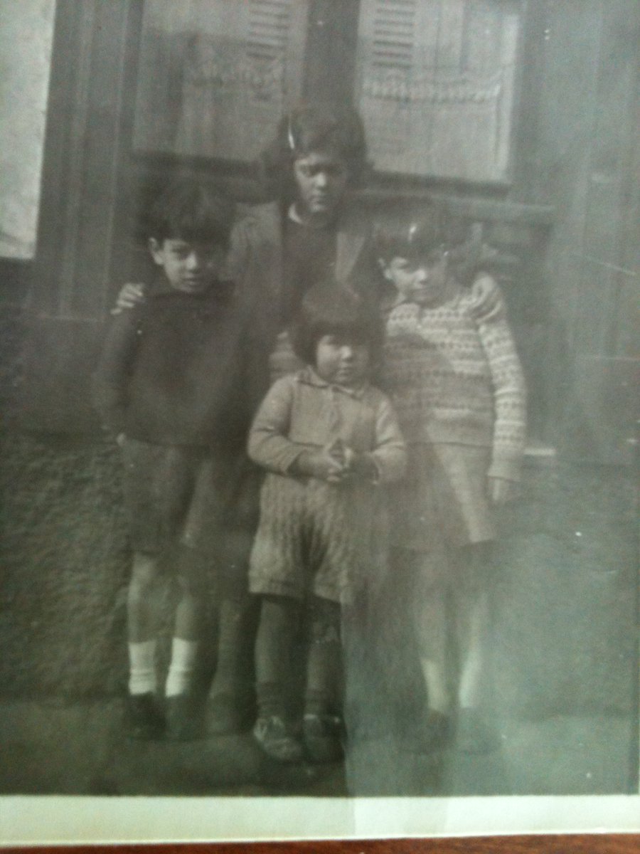 Until, that is, their big sister, the annoying fave, left Cuba in a rush and landed on them--with her SEVEN CHILDREN IN TOW. Here is what I believe is the passport photo for their departure, featuring Lala presiding in a motherly way over her younger brothers.