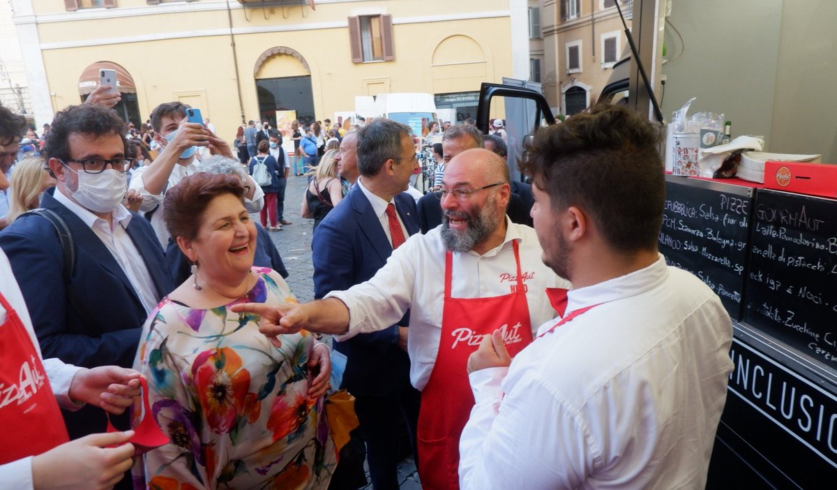 Un entusiasmo coinvolgente quello dei volontari di #Pizzaut, <a href="/BandaRulliFrull/">Banda Rulli Frulli</a> e #IlTortellante in piazza Montecitorio, all'insegna della musica, del nostro Made in Italy e dell'inclusione. 
facebook.com/teresabellanov…