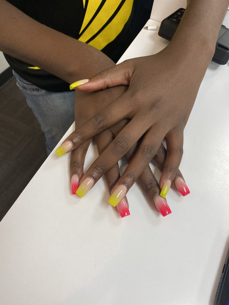 Mobilechick85's tweet photo. Loving both sides reppin magenta and yellow #ElNorte nails #TeamMagenta https://t.co/Q9BWB4kVjN