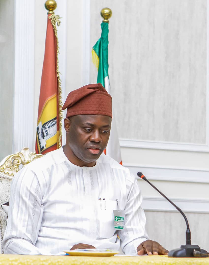 oyostategovt's tweet photo. This afternoon, Gov. Seyi Makinde signed the revised #Oyostate  2020 budget into law.

The budget was reviewed for the second time from Two Hundred and Thirteen Billion to One Hundred and Seventy-Four Billion Naira which amount to 18.3 percent downward review, following the https://t.co/2pM36q8sSb