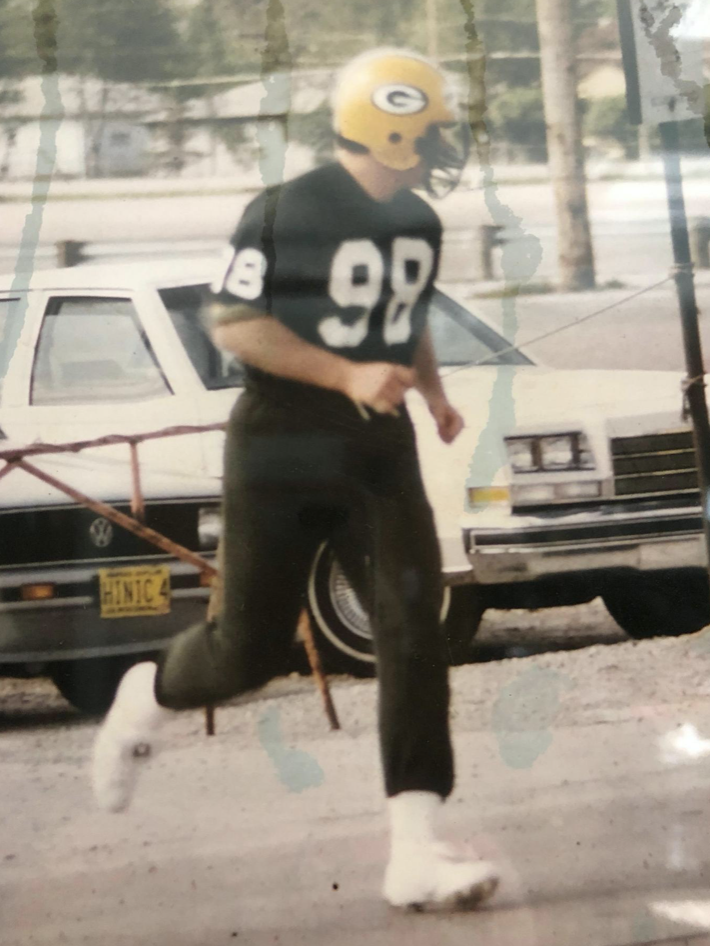 dead high school teacherRobert Shackelford, 61, former NFL player, teacher at Sarasota HS for 27yrs in  #Florida died from  #COVID. “For Daddy to call an ambulance and to not walk himself into the hospital..is a big deal for Daddy, It happened so quickly” https://www.heraldtribune.com/news/20200725/beloved-sarasota-high-school-teacher-dies-of-covid-19