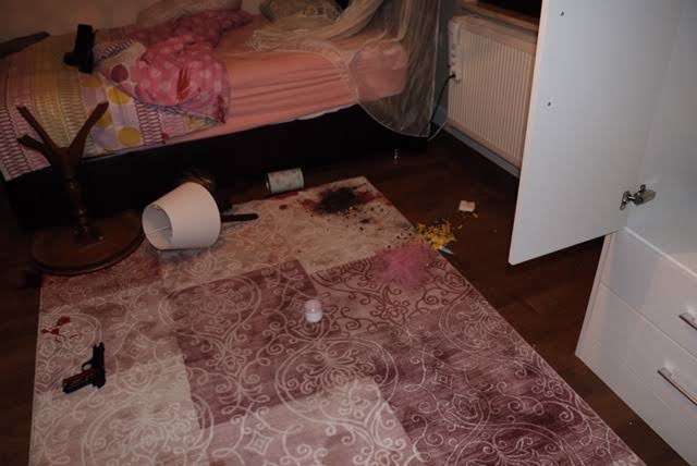 Olay yeri fotoğrafında, sehpanın, ters çevrilmiş, abajurun da devrilmiş olması, bir boğuşmanın olduğunu gösterir.

Olay yeri detaylı araştırma neden yapmadı?

#NADİRANASILÖLDÜ