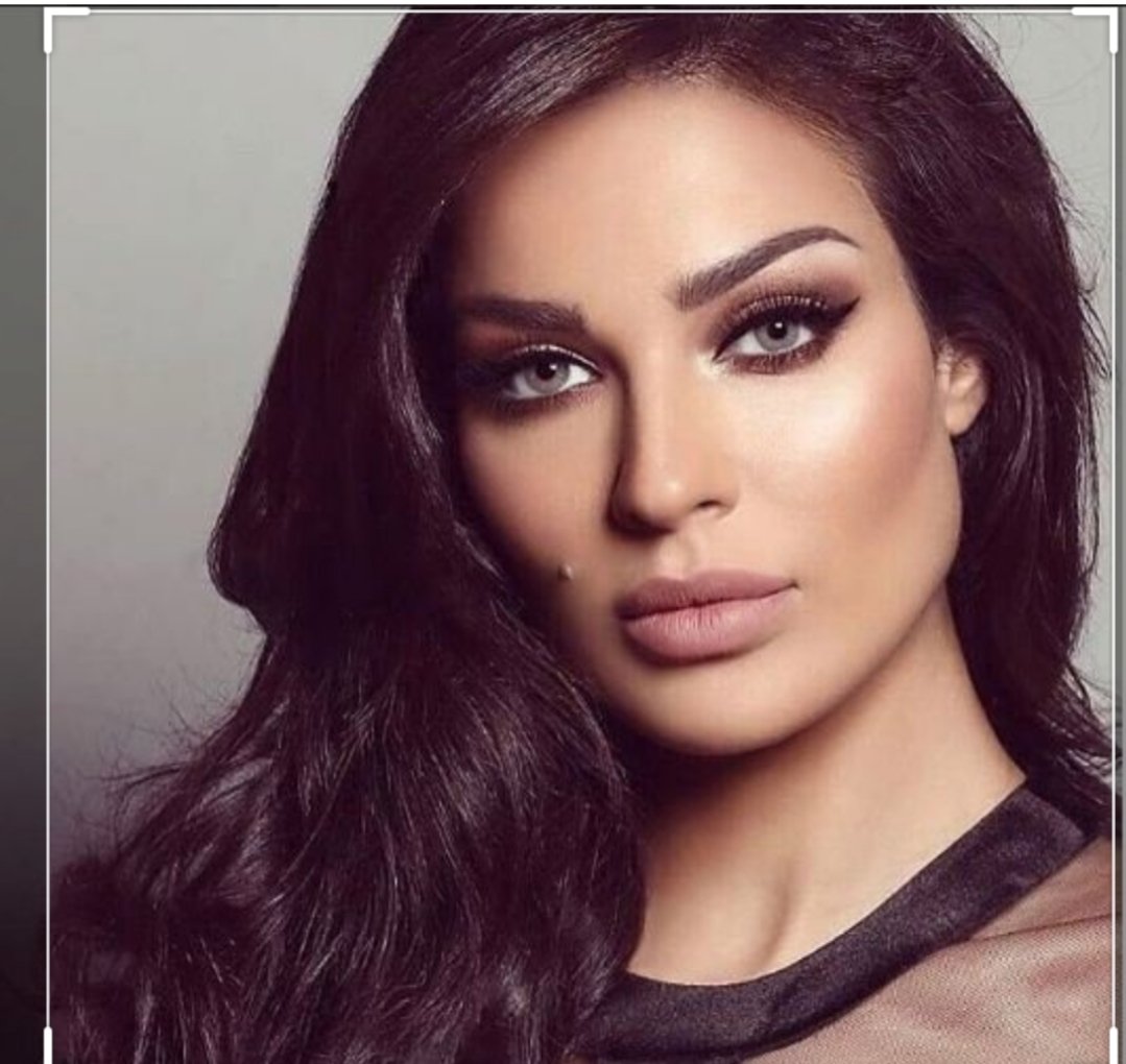 حاولت محوك من أوراق ذاكرتي
 فعاند الحِبر والقرطاس والقلـمُ
حتى السطور أبَت في غيرِ عادتها 
 واستنكرَ الخطُ والممحاةُ والقلمُ
يابلسمَ الحـبِ كـم ذاقـتـكَ أفـئـدةٌ 
يانشوة الروحِ كم في روضك احتكموا                  
هيهاتَ هيهات أن تُمحى على ورقٍ
فكيفَ يُمحى الذي في القلب يُرتَسَمُ