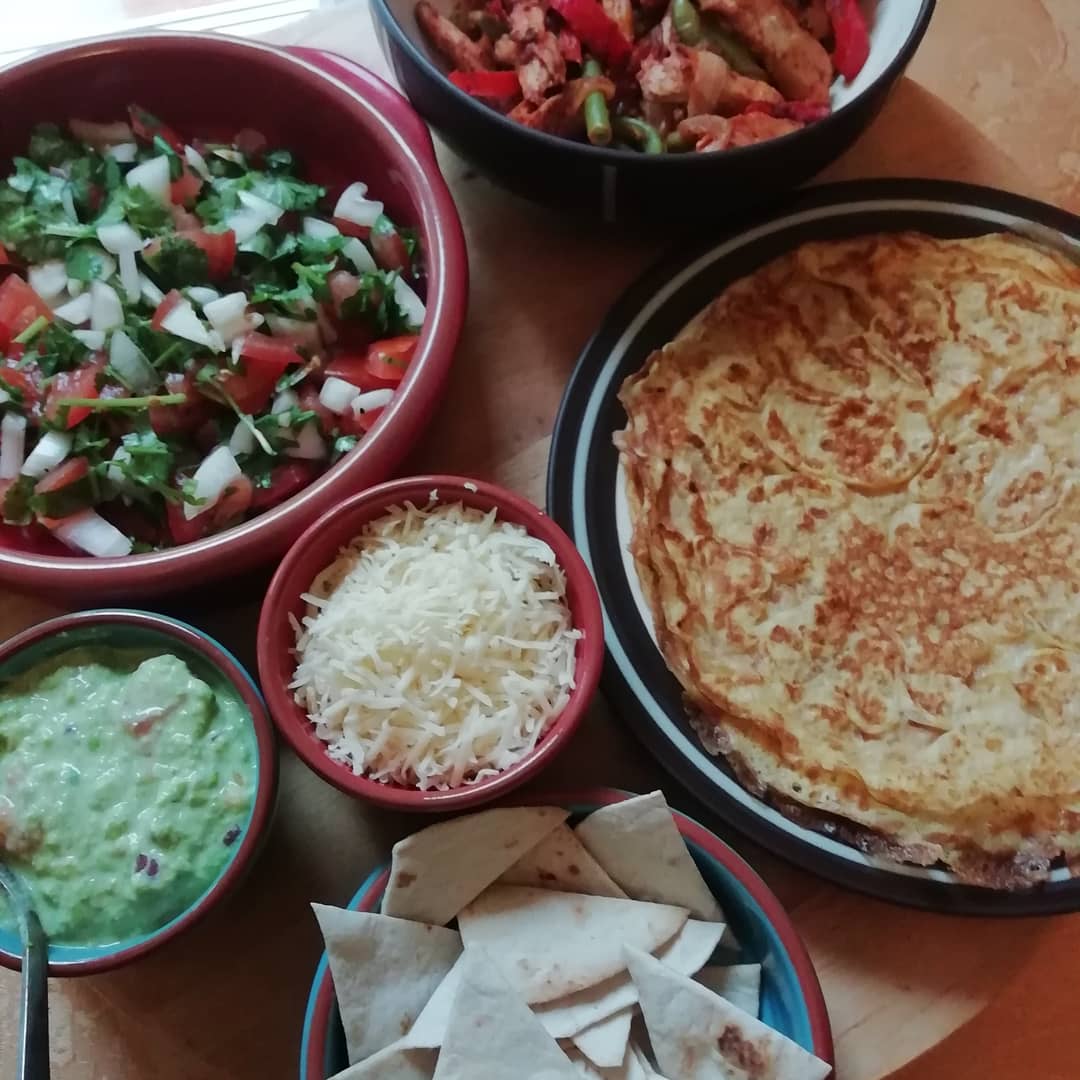 All things Mexican in #virtualgroups this week #fajitas with a pea guacamole, #egg wraps, lightly baked wrap cut into #tortillachips bit of cheese & #picodegallo  salad #foodoptimising #healthyextras  #nomeatmeals #slimmingworld #slimmingworldsummer #healthyfood #weightlossmeals