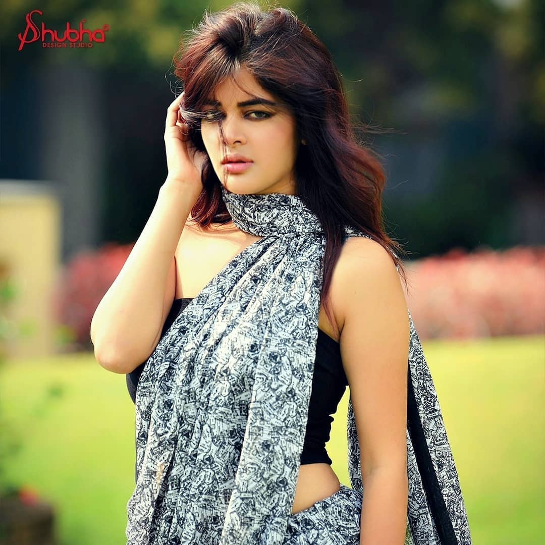 madhumita__fc's tweet photo. Never doubt the power of your own potential....🖤🤍
In frame is the limitless and fearless @madhumitact in our#BlackAndWhiteStampPrintSaree
PC: #ShubhaDesignStudio https://t.co/Iv5JOLaLU9