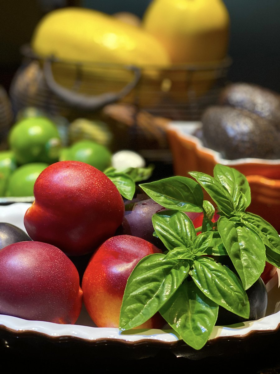 artadventurebox's tweet image. Here's another reason to love summer — check out this bowl full of colorful inspiration! What do you love about summer?  #fineartfunart #summerproduce #inspiredbycolor