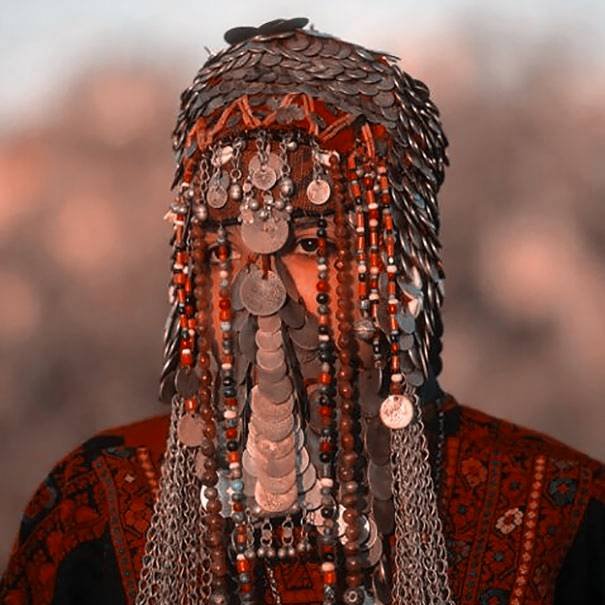 theoldguardrp's tweet image. —— ʟᴀ ɴᴏ́ᴍᴀᴅᴀ ; ᴀɪsʜᴀ

𝐛𝐮́𝐬𝐪𝐮𝐞𝐝𝐚 𝐝𝐞 : @Daggerprincxss (+ info, contactad con su user)
𝐞𝐝𝐚𝐝 : aparentes 30 años ; 125 años reales
𝐝𝐚𝐭𝐨𝐬 𝐚 𝐭𝐞𝐧𝐞𝐫 𝐞𝐧 𝐜𝐮𝐞𝐧𝐭𝐚 : Nació en Palestina, antes de la conquista Israelí gracias a la ayuda inglesa . Su »