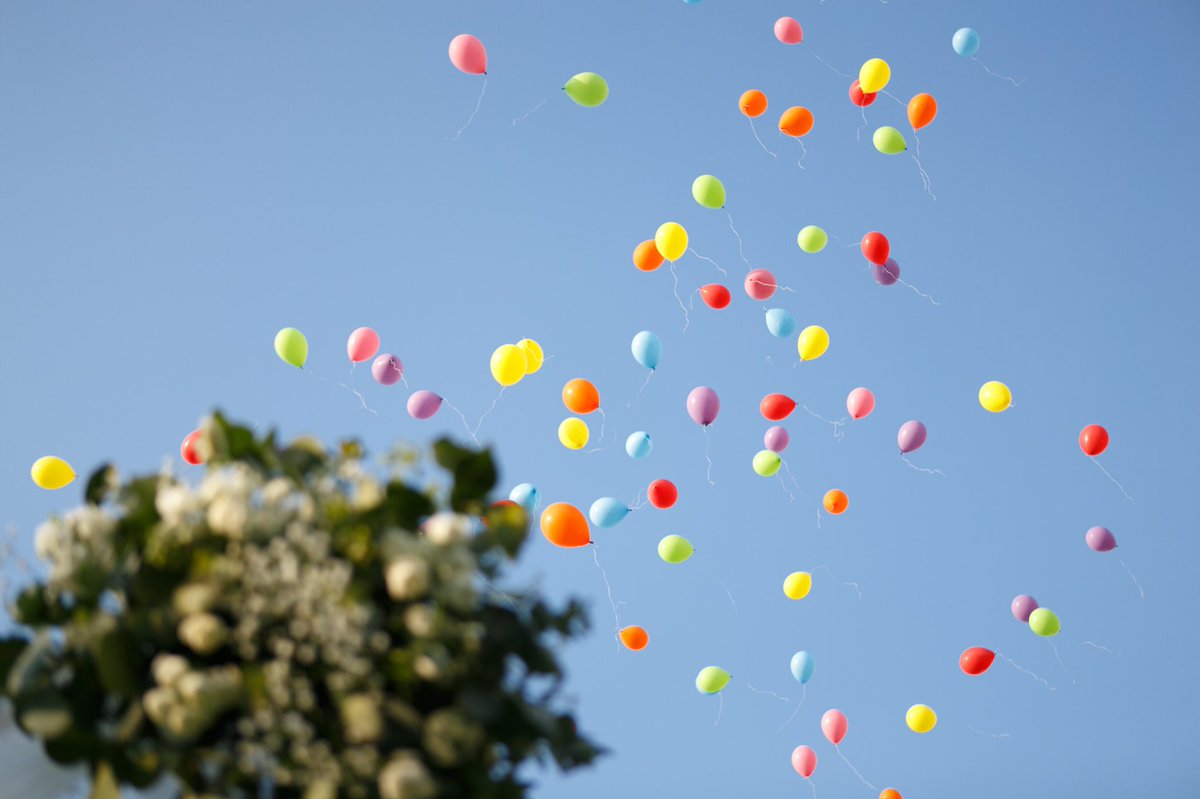 結婚式場 Pulse5 على تويتر バルーンリリース 挙式後のアフターセレモニーで大人気なバルーンリリース 可愛いだけじゃないんです 新郎新婦の今後の新生活の幸せが 天高く届きますようにという素敵な意味があります