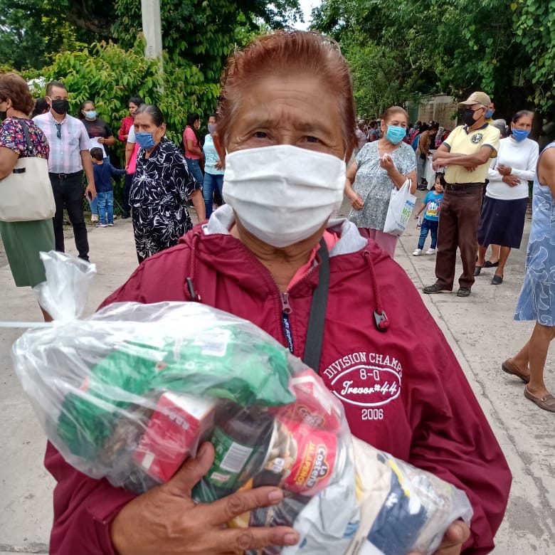 Gracias a la gestión lograda en la <a href="/Sedeso_Morelos/">Secretaría de Bienestar</a> entregamos apoyos alimenticios a familias de Jonatepec. Le agradezco mucho la ayuda que nos brindó la maestra Brenda Guerra en la organización para lograr estas entregas.  
#Morelos #Jotacatepec #Solidaridad #JoséGalindo