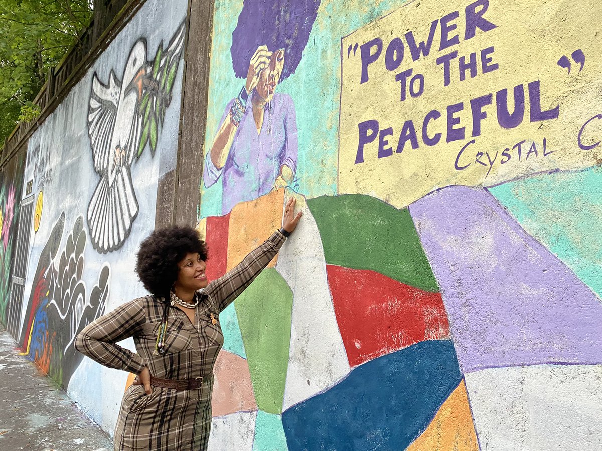 ccmercertoo's tweet photo. WALL FLOWER 🌺 🌻 🌸 

Fro-ing, Flowing, glowing, and blossoming. Nothing more beautiful than a woman in bloom ✊🏽

Sidebar: Found the artist’s signature on the wall 🎨 🤗 #TH 

#WallFlower #Mural #StreetArt #LittleRock #Arkansas #Peace #Love #CCMercerToo https://t.co/KN7WWfGi3z