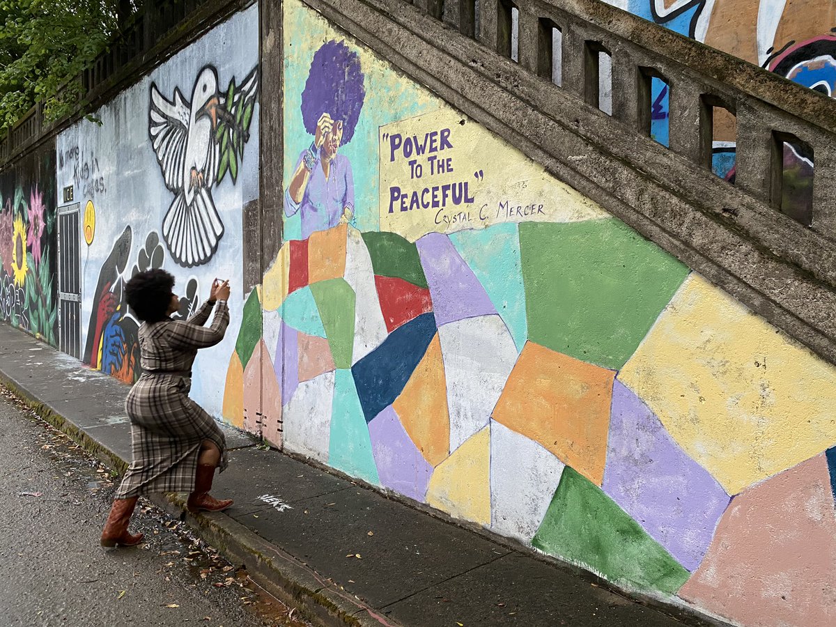 ccmercertoo's tweet photo. WALL FLOWER 🌺 🌻 🌸 

Fro-ing, Flowing, glowing, and blossoming. Nothing more beautiful than a woman in bloom ✊🏽

Sidebar: Found the artist’s signature on the wall 🎨 🤗 #TH 

#WallFlower #Mural #StreetArt #LittleRock #Arkansas #Peace #Love #CCMercerToo https://t.co/KN7WWfGi3z