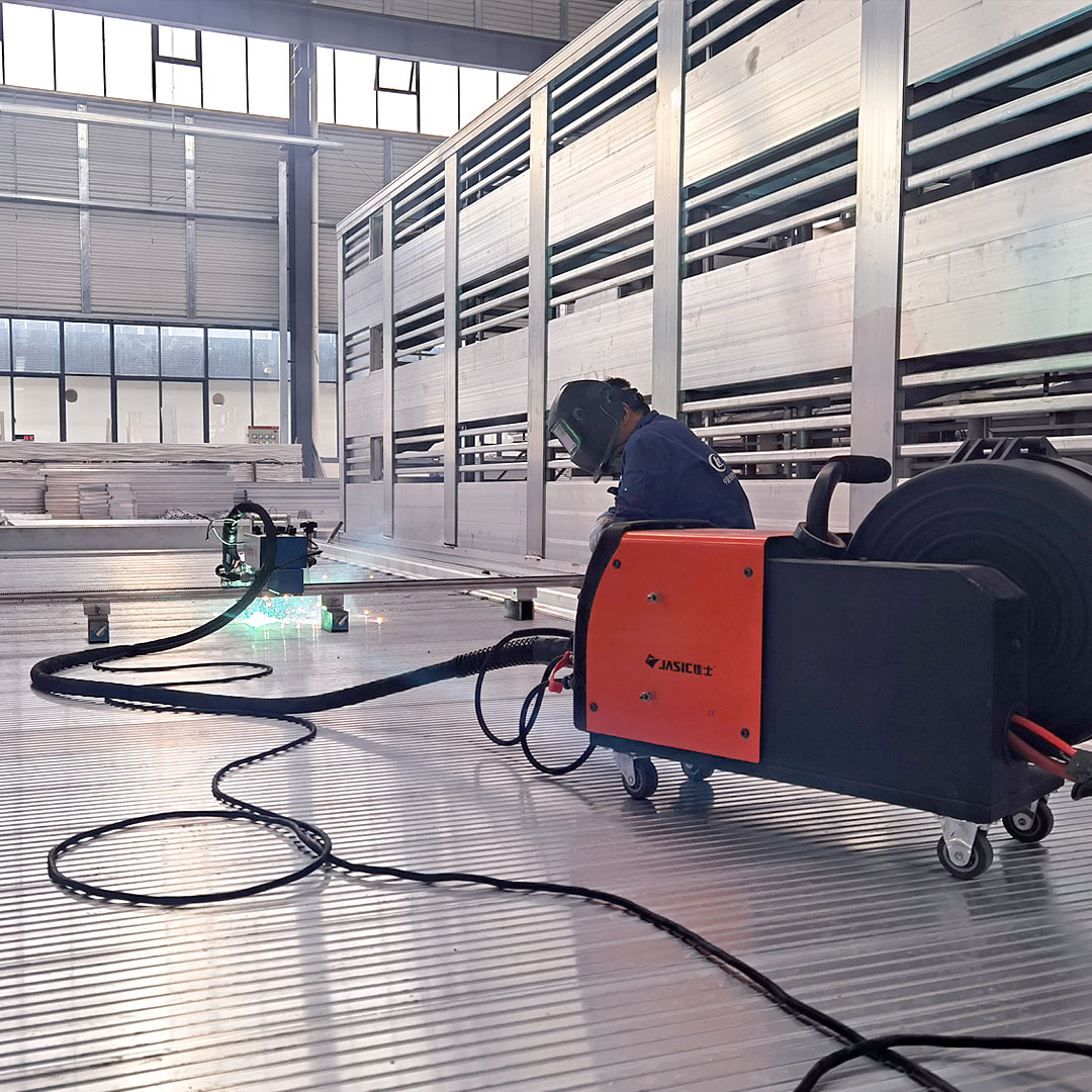 JasicTech's tweet image. The #MIG350P running straight beads on tractor at 200A and 100% duty cycle. Plate: 3mm aluminum, weld length: 2m. #JASIC #PulseMIG #PulseMIGWelding #weldingmachine