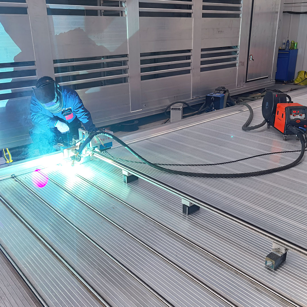 JasicTech's tweet image. The #MIG350P running straight beads on tractor at 200A and 100% duty cycle. Plate: 3mm aluminum, weld length: 2m. #JASIC #PulseMIG #PulseMIGWelding #weldingmachine