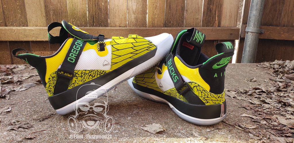 Sneakerfreeak23's tweet photo. Since we are getting hoops tomorrow #ScoDucks #GoDucks #Custom21Tx @DuckSwag @OregonMBB @OregonWBB https://t.co/w4LG8WmEzz
