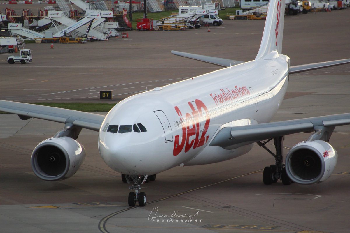 ukaviator1's tweet photo. Jet 2 A330-200 G-VYGL Taxing Onto Stand At Manchester On A Summer Evening In 2019 @jet2tweets @airbus @manairport @airtanker @NATSManchester #Jet2 #Jet2Holidays #A330 #A330Fans #Airbus #Jet2fans #Manchester #Aviation #Planes #canon #Airport #Runway #Weather #Jet2view https://t.co/5umnhc1Nb7