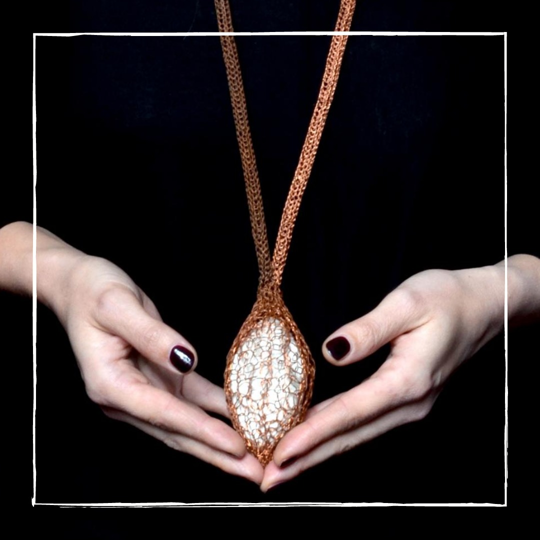 clBritish's tweet photo. Les presentamos la creadora de esta semana:  Atis Saez @atissaez_jewelry. Es una talentosa joyera dedicada mayormente al cobre, su material favorito, por su papel importante en la historia y economía chilena y sus propiedades técnicas. 
@diracchile 
#londoncraftweek2020 https://t.co/wPQxjd0KzV