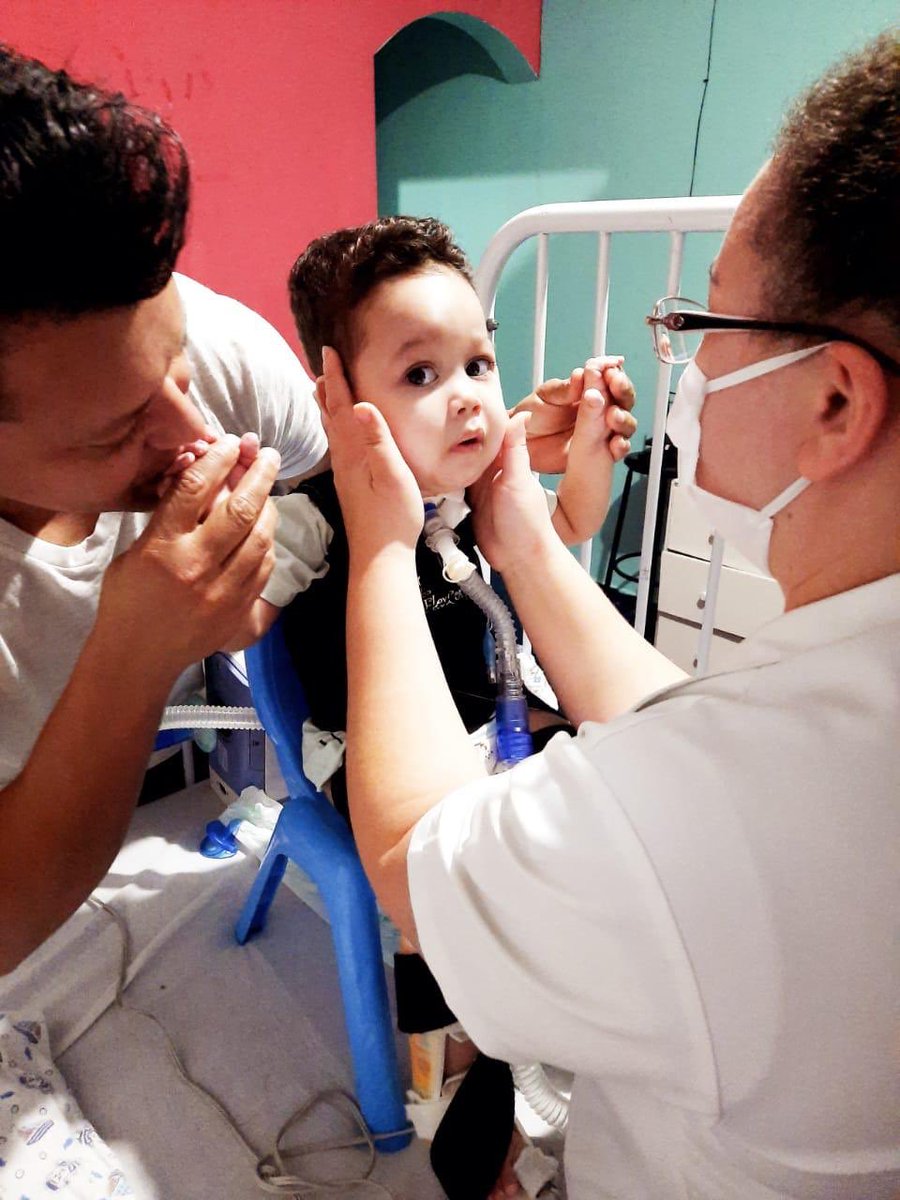 amearthurbelo_'s tweet photo. Estou só de olho em você mamãe, enquanto eu sou duro aqui na fisioterapia e papai me ajuda, você está aí de paparazzi 👀 Titio(a), por favor me ajude! Meu tempo para tomar o Zolgensma está acabando. Doe! #amearthurbelo https://t.co/t7XzgT66tq