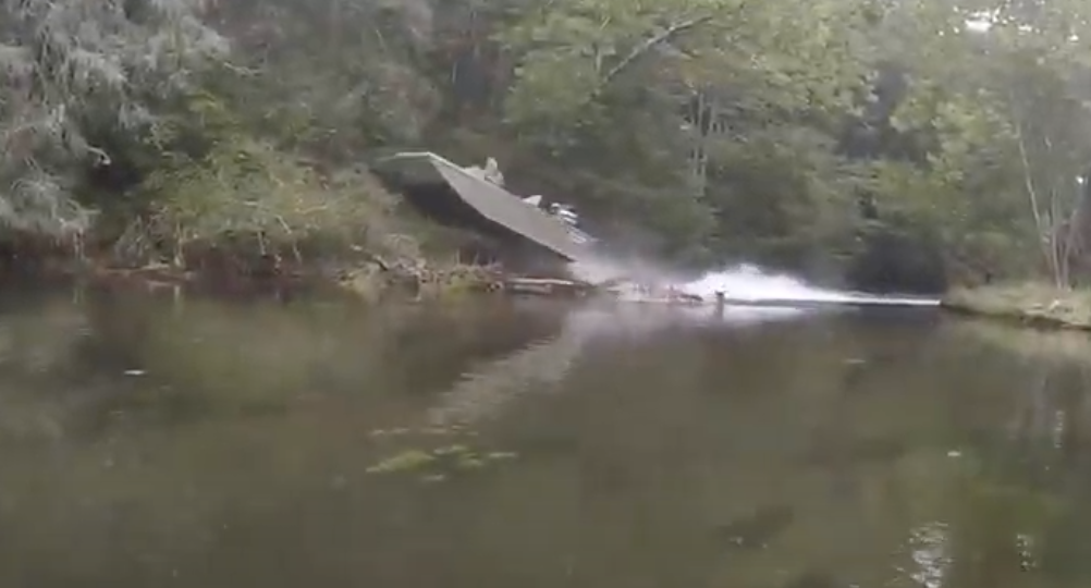 Sea_Logs's tweet photo. Check out this log jump, with an outboard-jet as the propulsion!
#logjumping #jetboating #river #fishing
https://t.co/a9TvMeLPsk https://t.co/dixgAR24a2