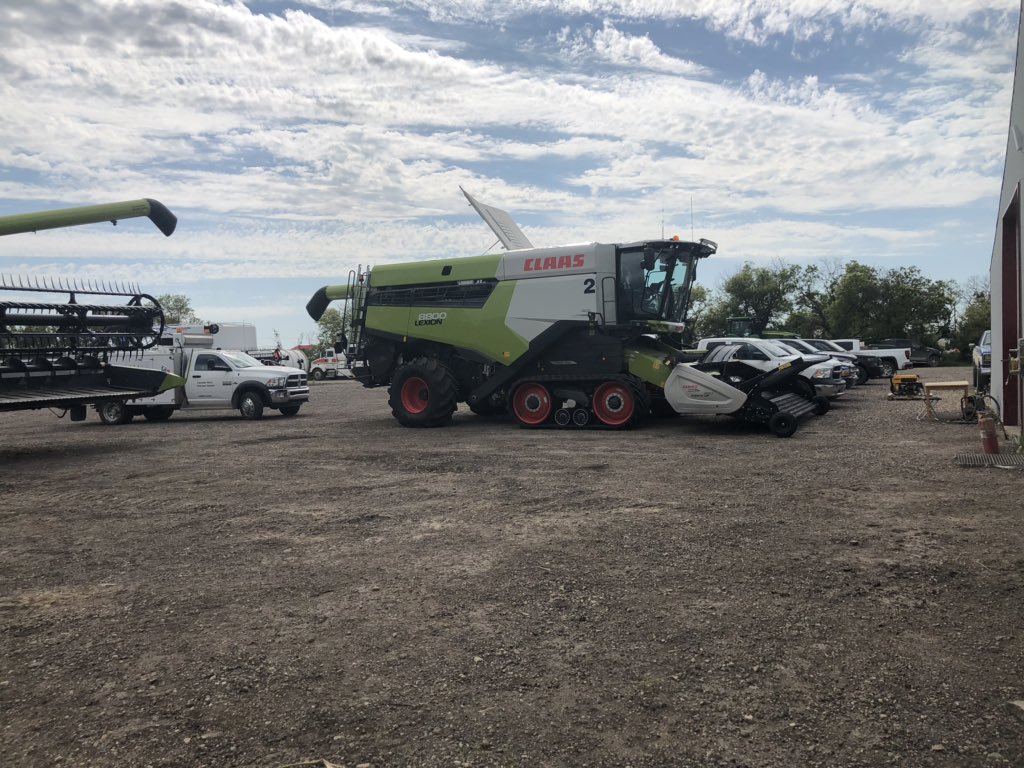 Great afternoon for an on the farm combine clinic! #bebrighter #westerncanadianag #Sask #agmorethanever #prairieproud #claas #lexion #cawhc #terratrac #oyf