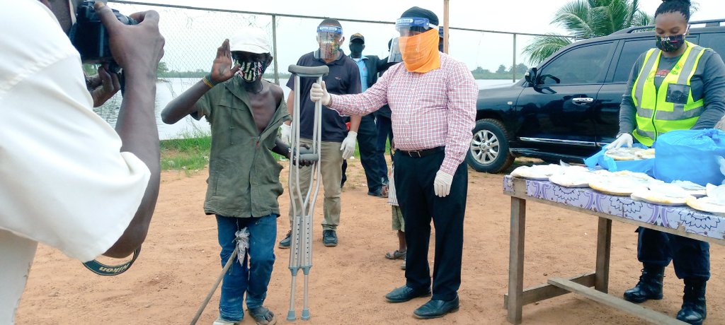VarneyPerry7's tweet photo. @upjit_jeety The Indian Honorary consular General to Liberia Upjit Singh Sachdeva/Jeety his gesture to Prince Weah a man who used stick for nine years was replaced with crushstick , Continuation Hot Meal Distribution
@EOIIvoryCoast 
@DrSJaishankar 
@PMOIndia 
@MEAIndia 
@MOS-MEA https://t.co/Rn3hccyXKm