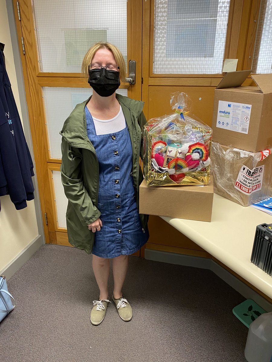 Thank you bags2Queens@JulieWa90974000 for your lovely donation - the ward loved them and the mascot looks pretty good on reception @SRP@UHDBTrust