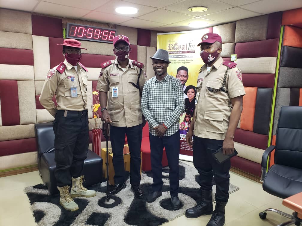 PrinceOloye1's tweet photo. The Sector Commander of Federal Road Safety Corp @FRSCNigeria Kwara State Command. Corp Commander Jonathan A. Owoade was live on my show #OgaDriver on @RoyalFM951 where we spoke about safety on Nigeria roads during yuletides.
#safetyalways # https://t.co/9WPseByBmR