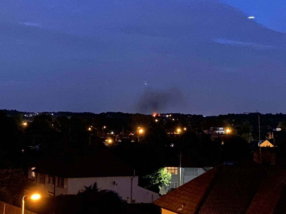 SteveSangster's tweet photo. @neill_bob I’d encourage everyone who responds to ask for greater measures to tackle nuisance bonfires such as the daily one we have in St Mary Cray - see pic of tonight’s burn. This is the biggest air quality issue in Bromley currently and council powerless to stop. @GreenercleanerB https://t.co/ABeQRFMDcf