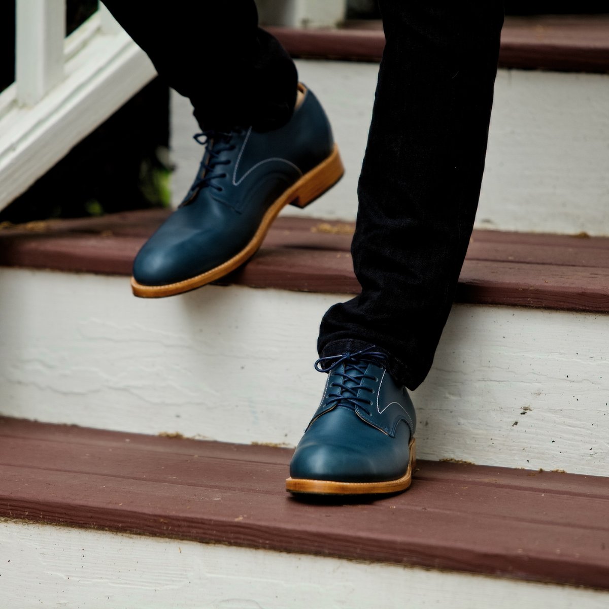 Keeping it cool in denim blue Romeros.
That contrast stitch never gets old 😎

ow.ly/rDP950ALL4o