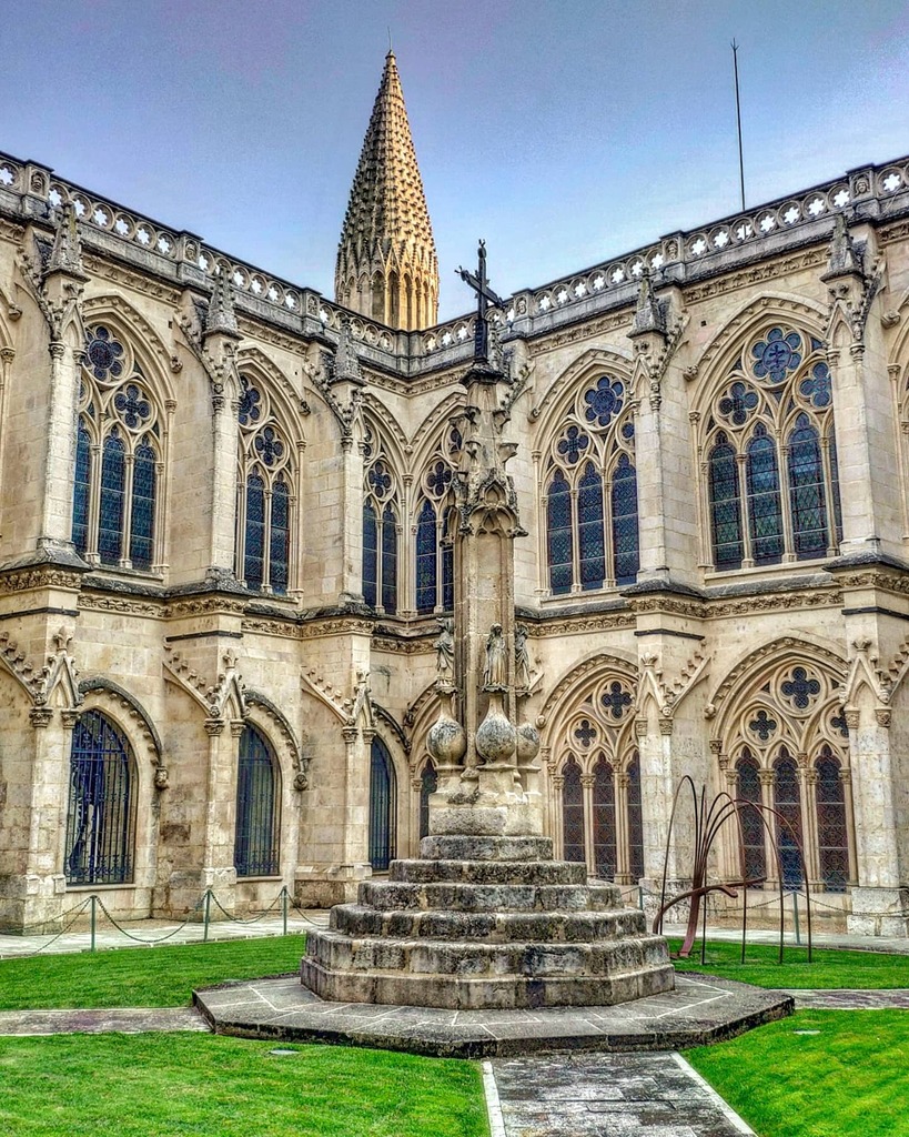 pd_diaz's tweet photo. "Apertus Claustris" 🏵️🗝️
·
·
#Pináculo-#chapitel y #crucero en el #patio del #claustro de la #CatedraldeBurgos, #Burgos.
·
[#catedral #gótica c.1221 / @catedral2021]. » https://t.co/iofCYNgu9j https://t.co/ErNVUDiFLb