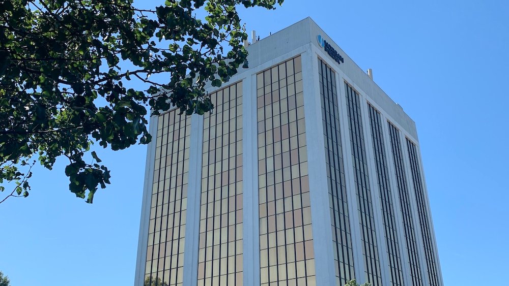 cltiscreative's tweet photo. #WhereAreWeInCLT? Hint: You better hope you remembered your sunglasses if you're stuck in Independence traffic near this building during sunset. 🚗😎☀️ https://t.co/P01VEUvlYb