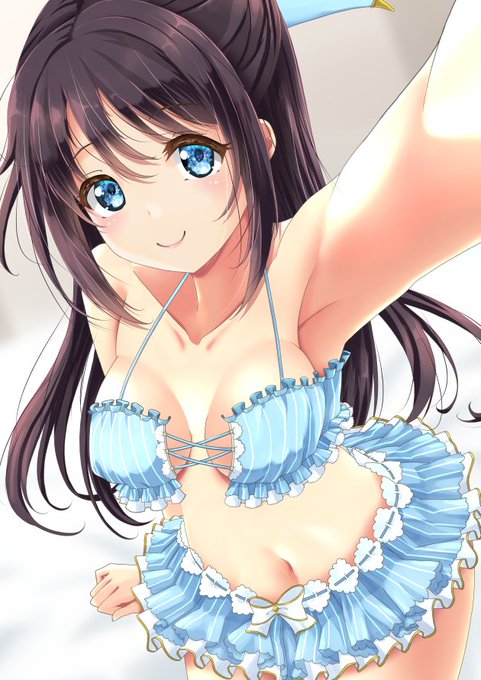 しず子から自撮りが送られてきた。
「新しい水着です!」
「似合いますか?💕💕💕」 