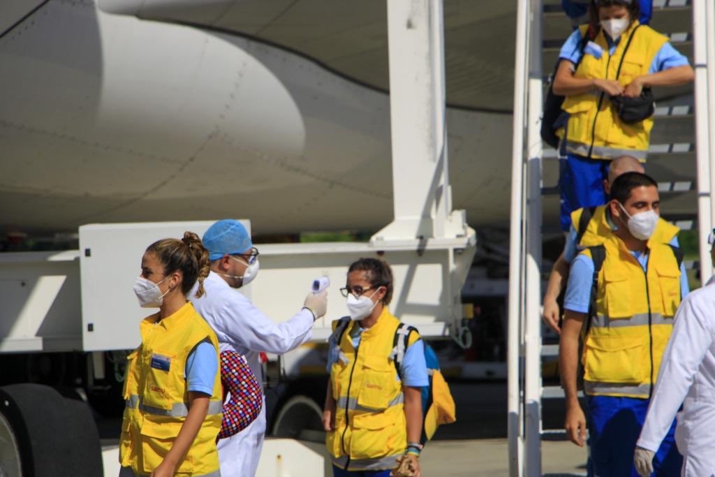 CEPASV's tweet image. La delegación que recibimos esta tarde en el aeropuerto está compuesta por: médicos, enfermeras, auxiliares de enfermería y técnicos sanitarios; quiénes brindarán atención de pacientes e implementarán su modelo de gestión en la red hospitalaria, especialmente en el @HospitalSV.