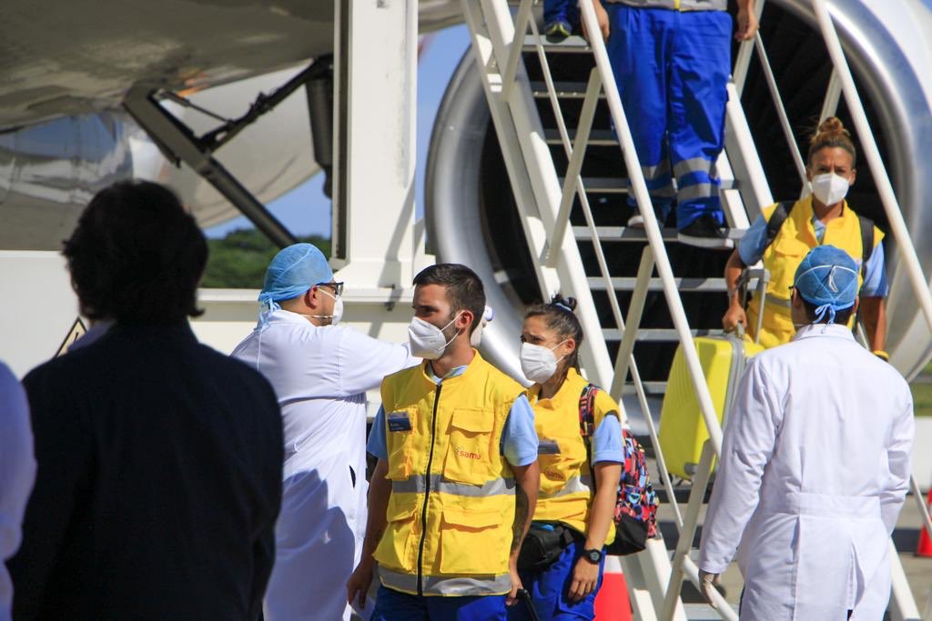 CEPASV's tweet image. La delegación que recibimos esta tarde en el aeropuerto está compuesta por: médicos, enfermeras, auxiliares de enfermería y técnicos sanitarios; quiénes brindarán atención de pacientes e implementarán su modelo de gestión en la red hospitalaria, especialmente en el @HospitalSV.