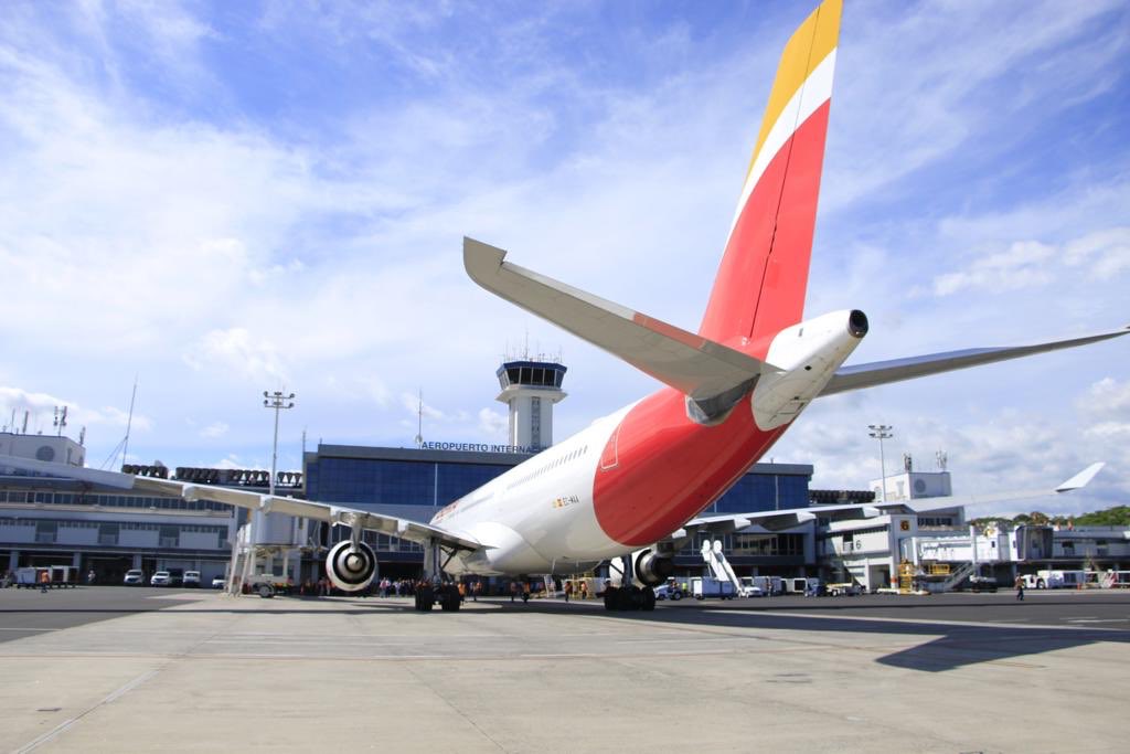 CEPASV's tweet image. La delegación que recibimos esta tarde en el aeropuerto está compuesta por: médicos, enfermeras, auxiliares de enfermería y técnicos sanitarios; quiénes brindarán atención de pacientes e implementarán su modelo de gestión en la red hospitalaria, especialmente en el @HospitalSV.