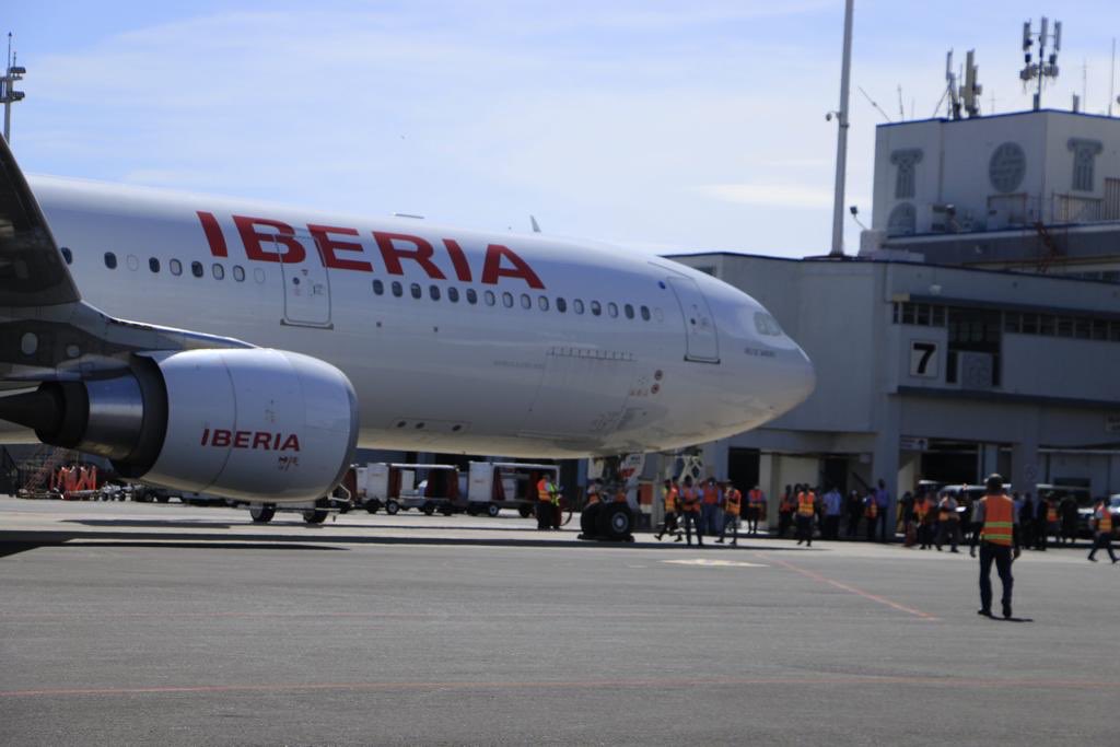 CEPASV's tweet image. La delegación que recibimos esta tarde en el aeropuerto está compuesta por: médicos, enfermeras, auxiliares de enfermería y técnicos sanitarios; quiénes brindarán atención de pacientes e implementarán su modelo de gestión en la red hospitalaria, especialmente en el @HospitalSV.