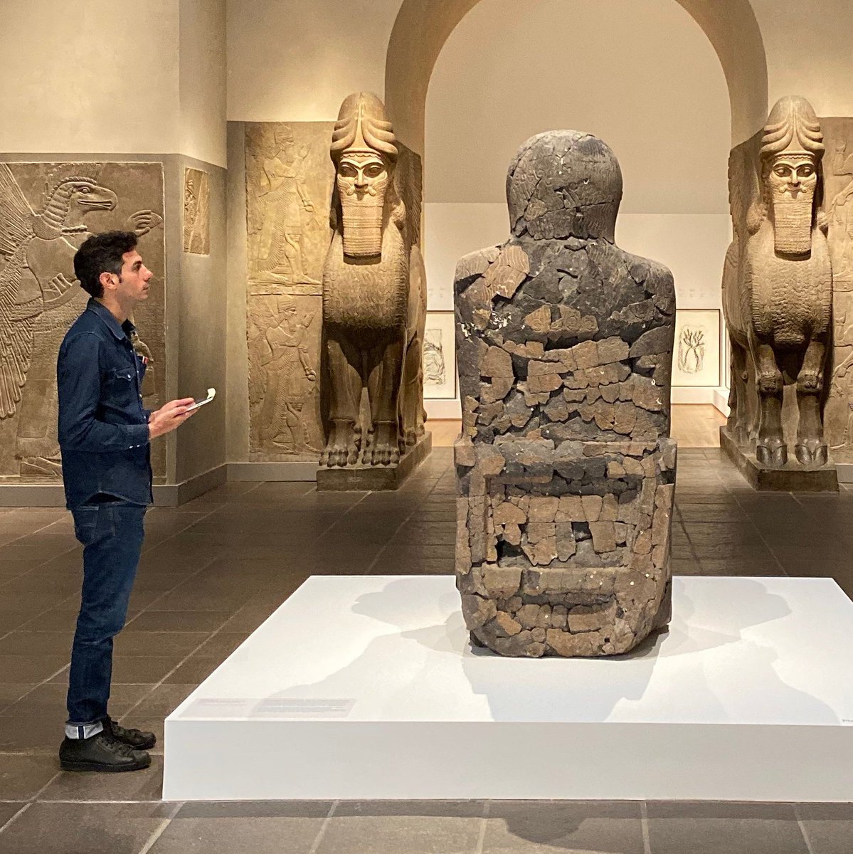 metmuseum's tweet photo. What do these four 9th-century B.C. stone reliefs in #TheMet's collection and contemporary artist Rayyane Tabet have in common?
It turns out, a lot.
🎧 Listen now: https://t.co/DSA1ebDNP9
#AlienProperty https://t.co/kxxHJQOB89